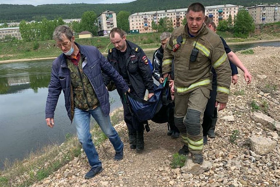 Спасенную женщину сразу отправили в больницу. Фото: ГУ МЧС России по Иркутской области.