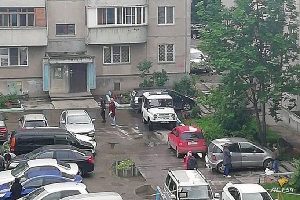 На дискотеку приехали полицейские. Фото: Новосибирская служба эвакуации «АСТ-54»
