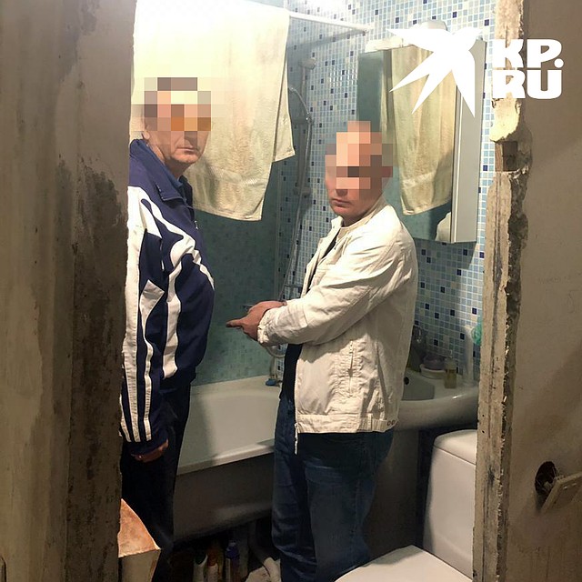 Обвиняемый (на фото справа) вместе с адвокатом на следственном эксперименте.