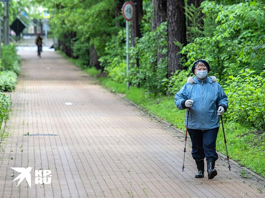 Даже занятия спортом должны проходить в маске. Фото: Андрей АБРАМОВ