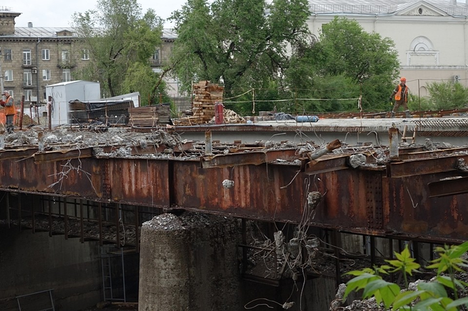 Старые балки за время служюы пришли в негодность. Фото: Екатерина РОМАНОВА