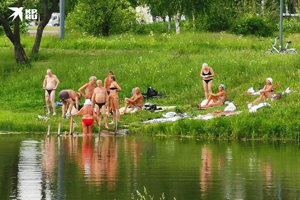 Пляжный отдых в парке Интернационалистов. Фото: Александра СУРИС