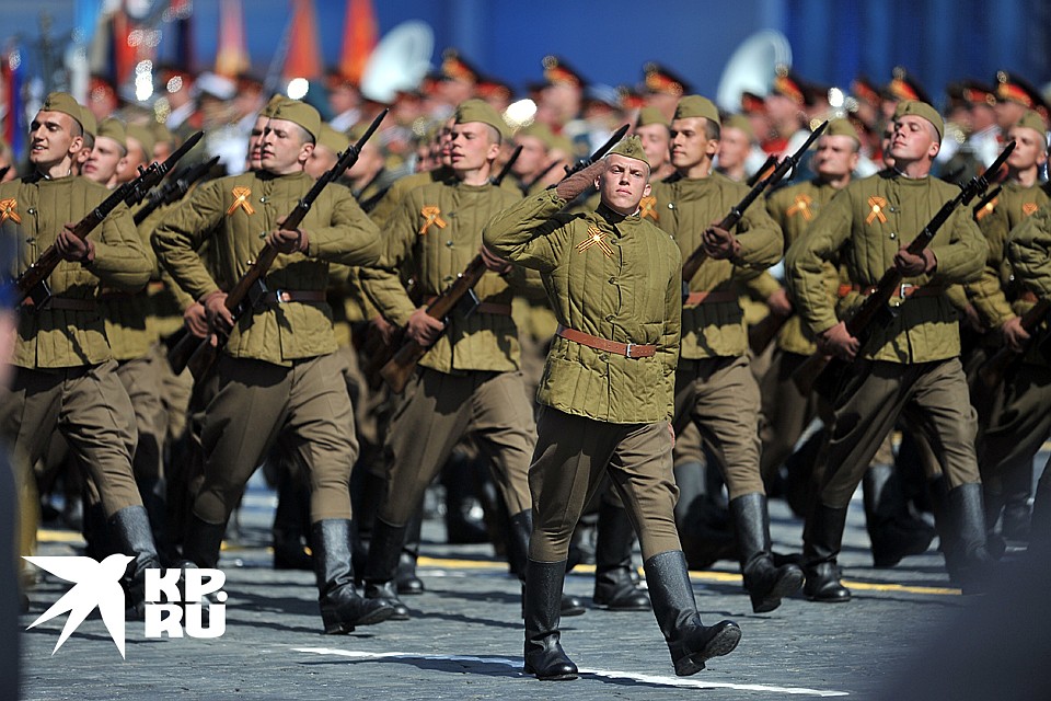 Несколько тысяч парадников 11 «исторических рот» будут одеты в военную форму времен Великой Отечественной Фото: Виктор ГУСЕЙНОВ