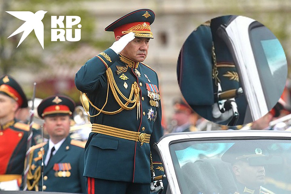 Еще на Параде 2018 года специалисты обратили внимание, что у министра обороны России был какой-то особый кортик Фото: Владимир ВЕЛЕНГУРИН