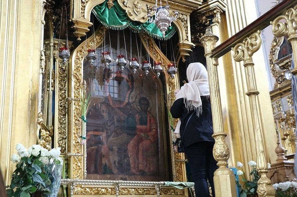 На открытии памятника вспомнили о чудодейственной иконе Одигитрии, которой молился сам маршал на Бородинском поле. Святыня хранится в Успенском соборе. Фото: пресс-служба Смоленской областной Думы.