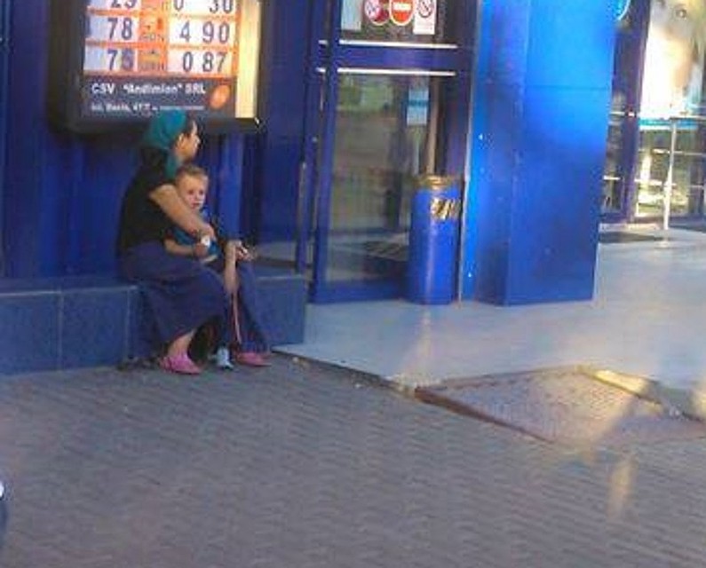 А эта женщина "работает" возле магазина. Фото: соцсети