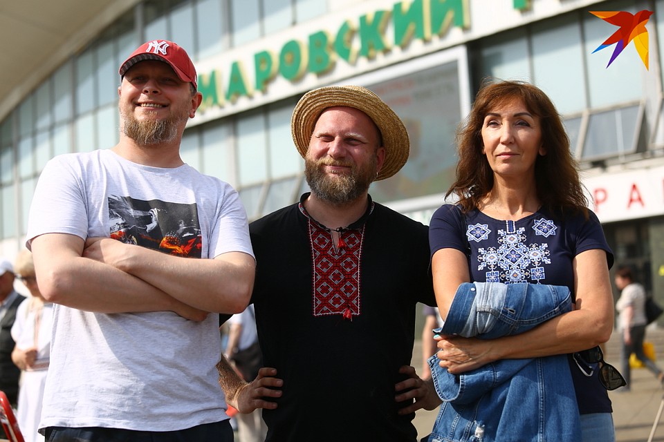 У Алеся небольшая - но очень дружная группа поддержки. Справа - сестра рок-музыканта Саши Куллинковича Римма. Фото: Святослав ЗОРКИЙ