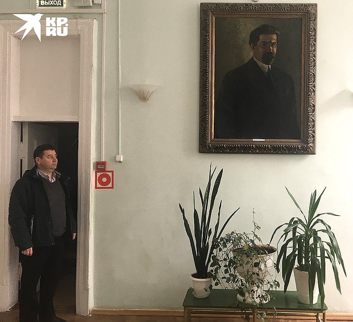 Дмитрий Рачков у портрета революционера Виктора Ногина. Фото: Ульяна СКОЙБЕДА