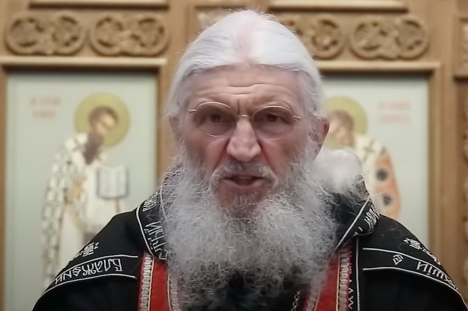 Чтобы высказать свою позицию отец Сергий записывает видеообращения. Фото: скрин с видео