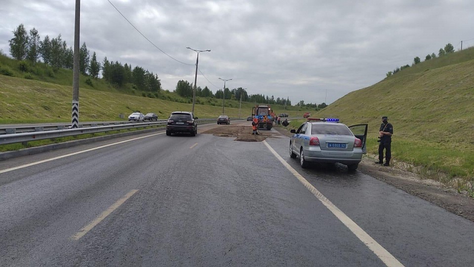 Засыпают разлившуюся солярку Фото: МВД по Чувашской Республике