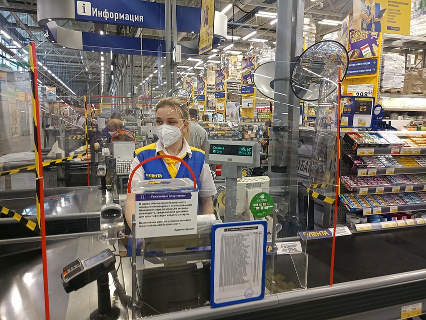 Продавцы вправе отказать в обслуживании, если на покупателе нет маски. Это не будет являться нарушением прав потребителя. Фото: Ирина Ромашкина