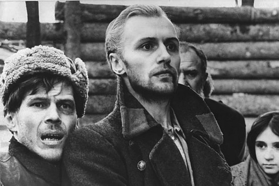 Владимир Гостюхин и Борис Плотников в «Восхождении» по «Сотникову» - этот фильм Быков считал одним из лучших, снятых по его книгам. Фото: кадр из фильма