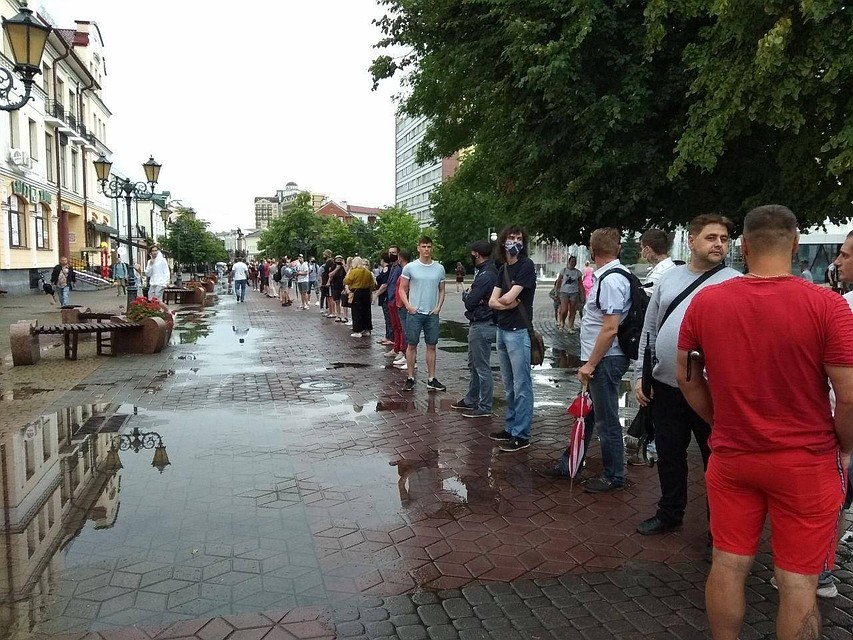 Очередь растянулась на половину пешеходной Советской. Фото: Олег Голос