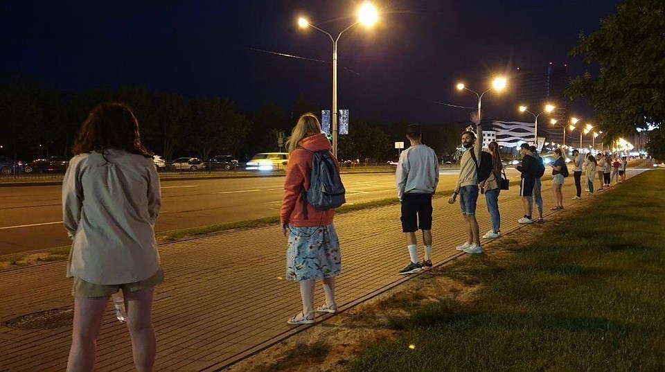 Люди выстроились в цепь не только в центре Минска - но и на окраине - в районе микрорайона Лебяжий. Фото телеграм-канала "Выборы видишь?"