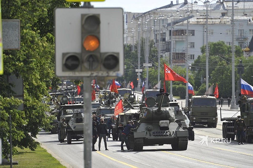 Из-за военной техники вновь пришлось перекрыть центр города Фото: Алексей БУЛАТОВ