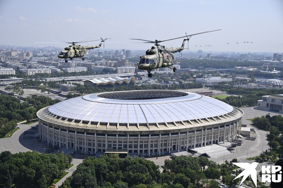 Пролет над московским стадионом Фото: Владимир ВЕЛЕНГУРИН