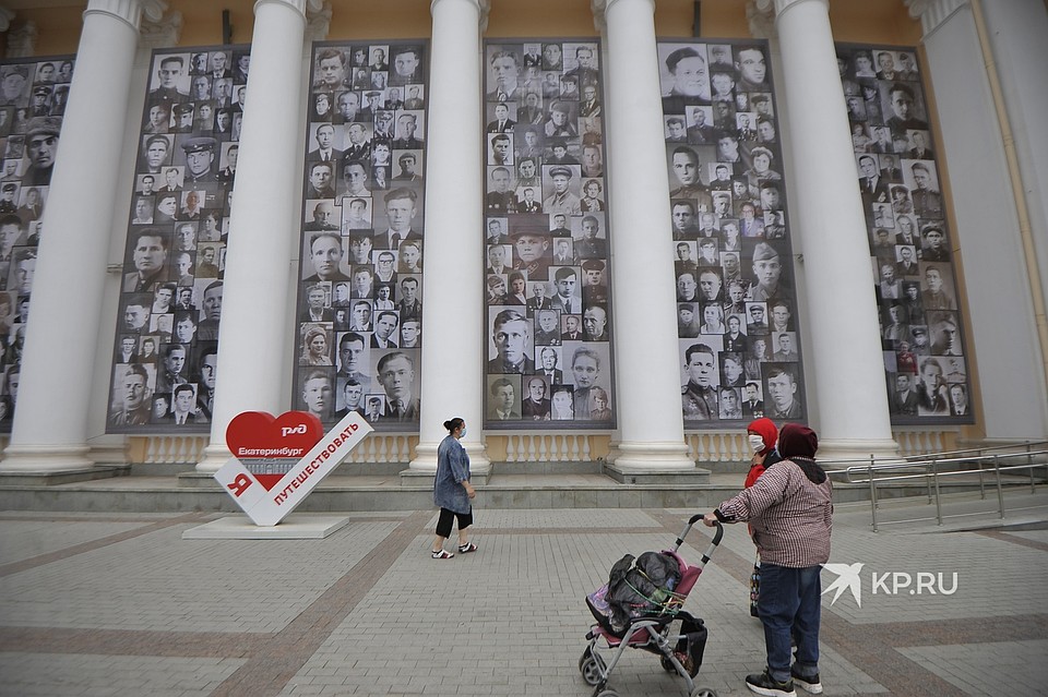Многие фотографии попросту не оказались на полотнах - их опубликовали на сайте проекта Фото: Алексей БУЛАТОВ