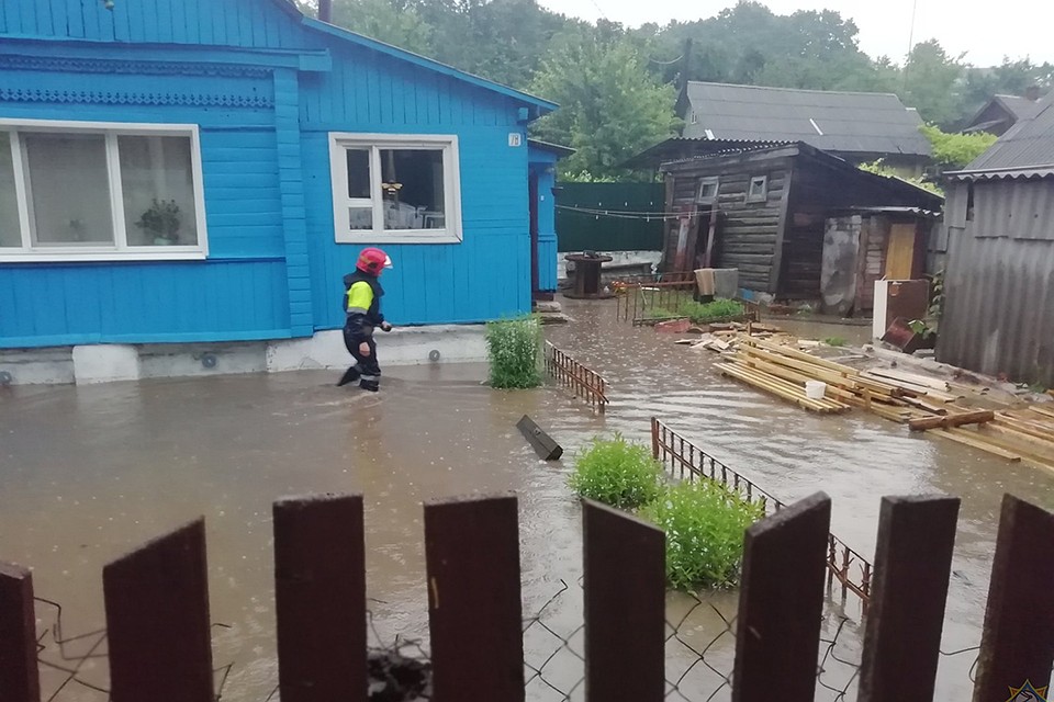 Вода подтопила частные подворья. Фото: МЧС.