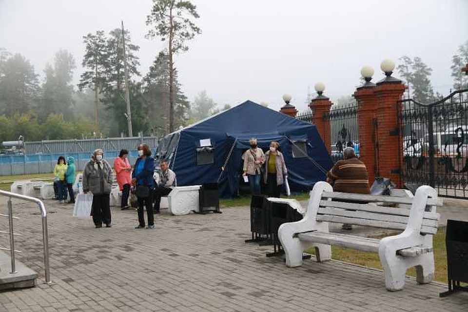 На территории онкоцентра установлен шатер, в котором можно провести время ожидания приема у врача, укрывшись от солнца или непогоды. Фото: Олег УКЛАДОВ