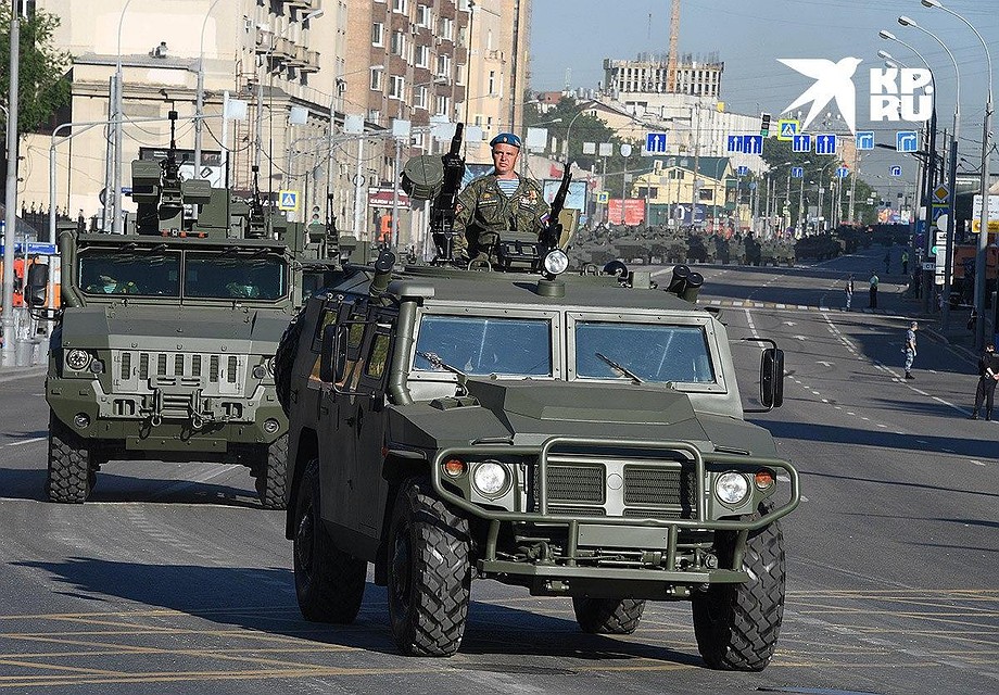 Начнется шествие с колонны легендарных боевых машин тех времен Фото: Михаил ФРОЛОВ