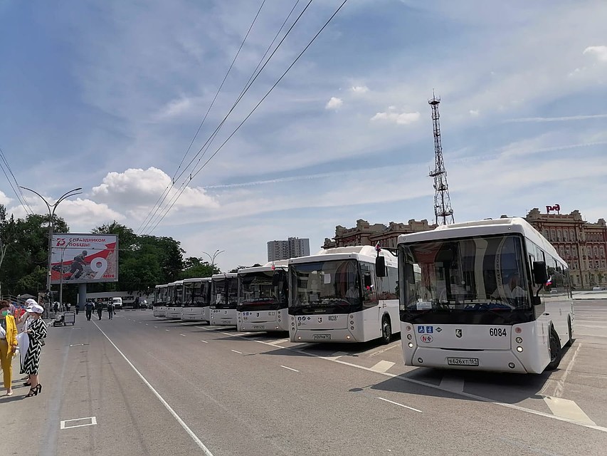 Ветераны перемещаются по городу на автобусах, оборудованных кондиционерами