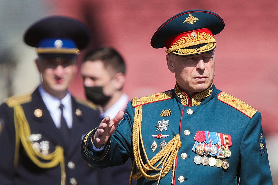 Главнокомандующий сухопутными войсками РФ Олег Салюков перед началом парада. Фото: Сергей Бобылев/ТАСС