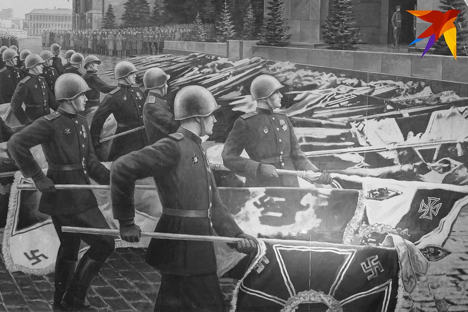 Немецкие штандарты и знамена падают к подножию мавзолея. Фрагмент фотопанно из экспозиции Музея истории воздушно-десантных войск (Рязань).