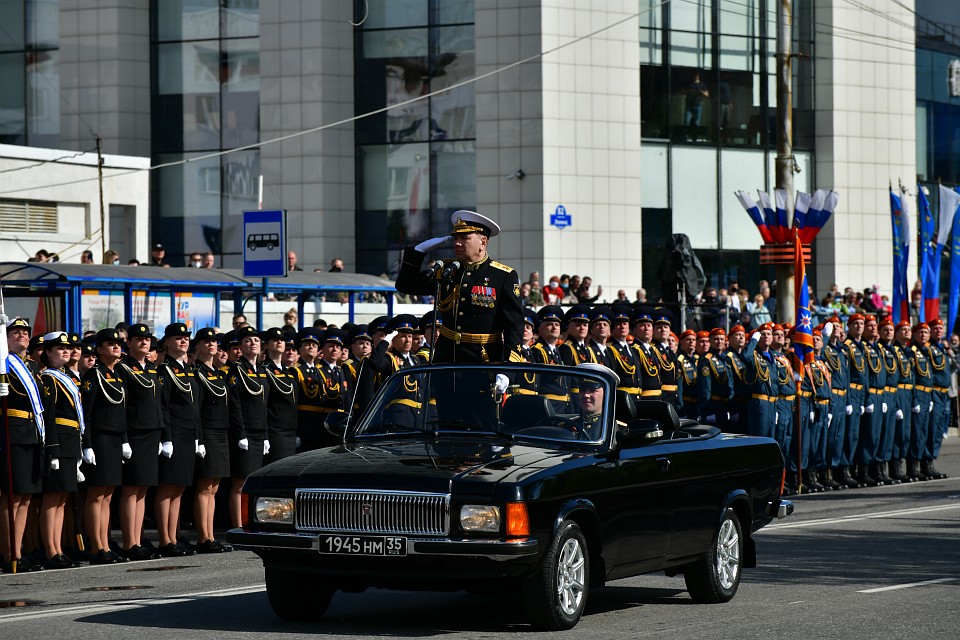 Мурманский парад принимал командующий Северным флотом Александр Моисеев. Фото: Олег ФИЛОНОК