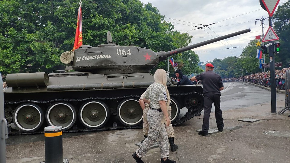 С технической неисправностью справились за считанные минуты. Спустя 75 лет танк все еще на своем ходу Фото: Александр Курбаткин