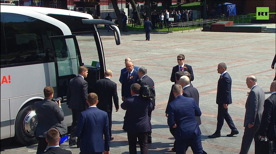 После возложения венков к могиле Неизвестного солдата, все президенты сели в туристический автобус и уехали на торжественный прием. Кадр прямой трансляции.