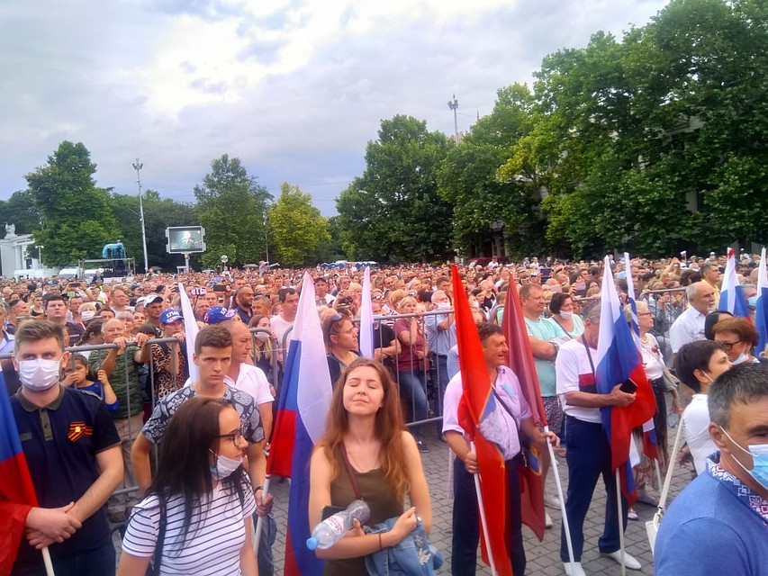Публика на площади Нахимова подпевает Александру Маршалу Фото: Петр Шувайников