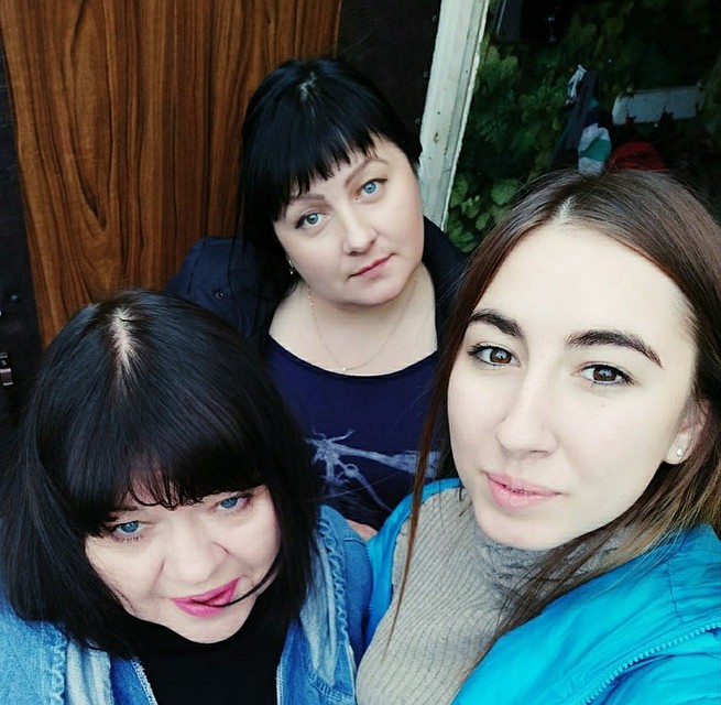 Ольга (на фото в центре) с дочкой и своей мамой. Фото: из личного архива