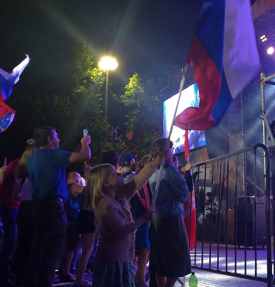 Малышка с флагом Фото: Петр Шувайников