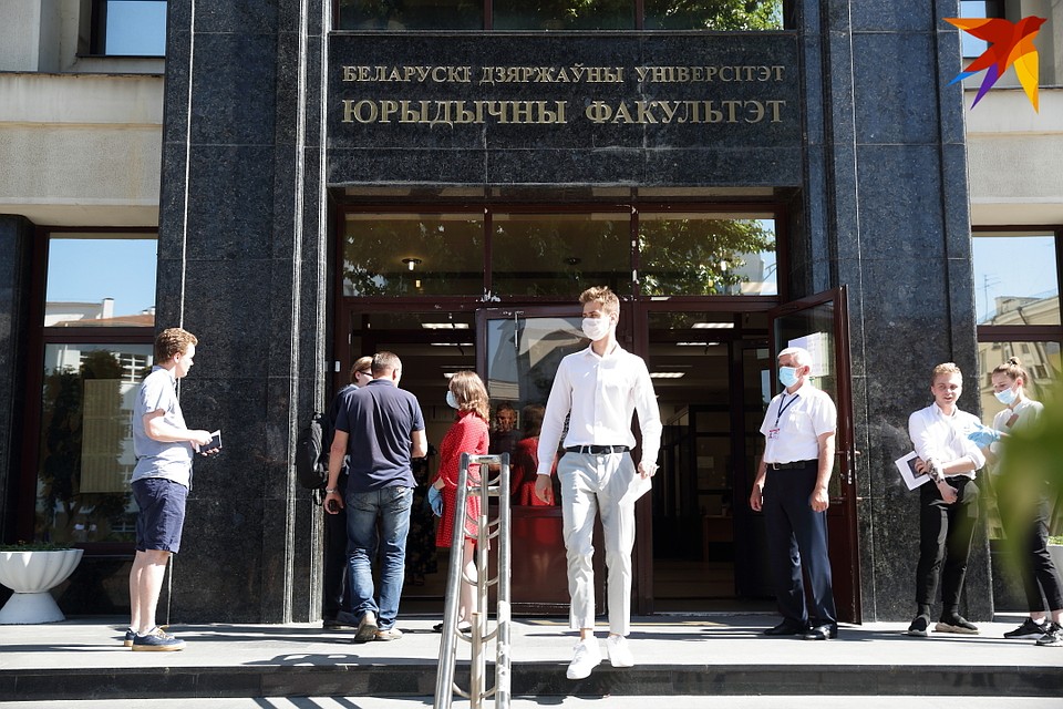 Абитуриенты пишут ЦТ в разных корпусах БГУ Фото: Святослав ЗОРКИЙ