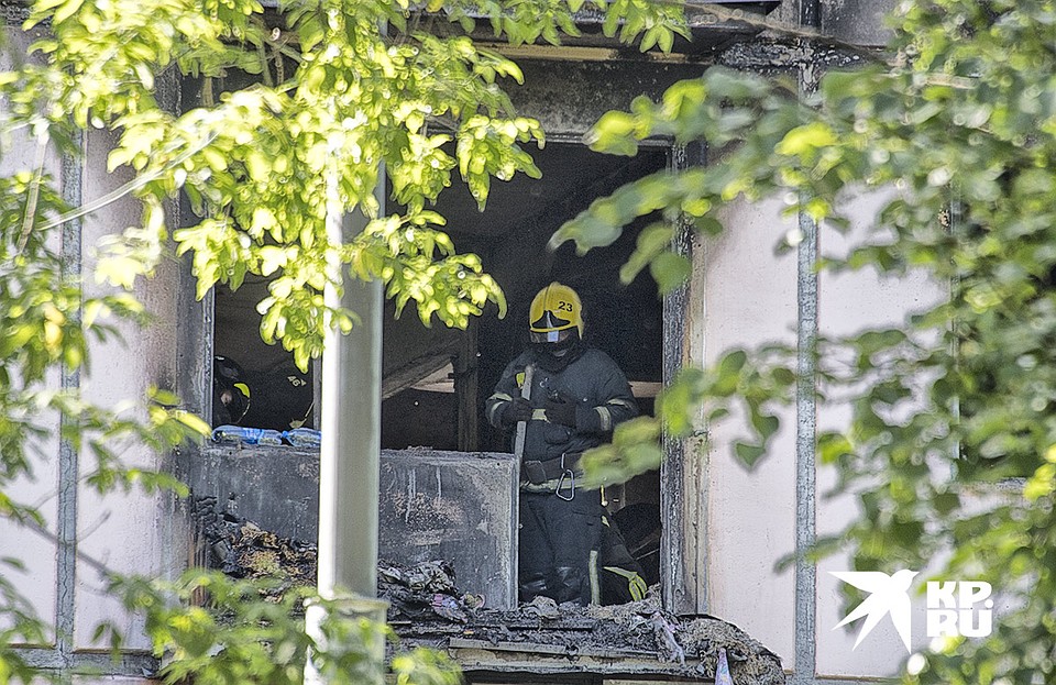 Огонь охватил сразу четыре квартиры. Фото: Михаил ФРОЛОВ