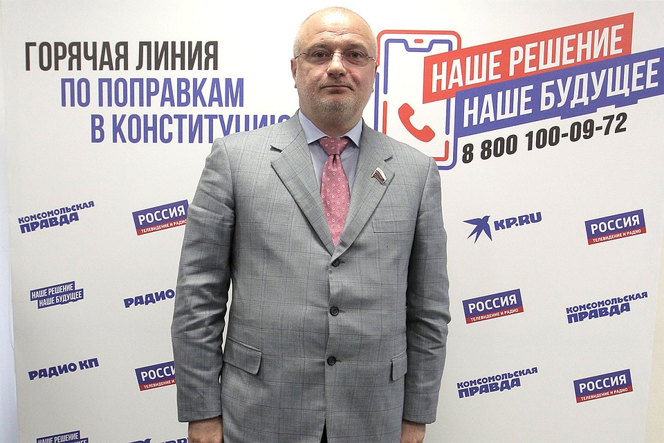 Сенатор Андрей Клишас в редакции "Комсомольской правды" перед началом "Прямой линии". Фото: Александр ШПАКОВСКИЙ