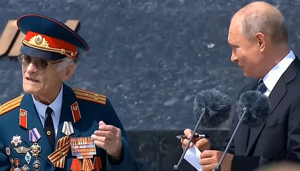Николай Черных (слева) - Я подошел и сказал Владимиру Владимировичу, что у меня есть поручение, и я должен его выполнить. Президент не отказал. Фото: кадр с видео