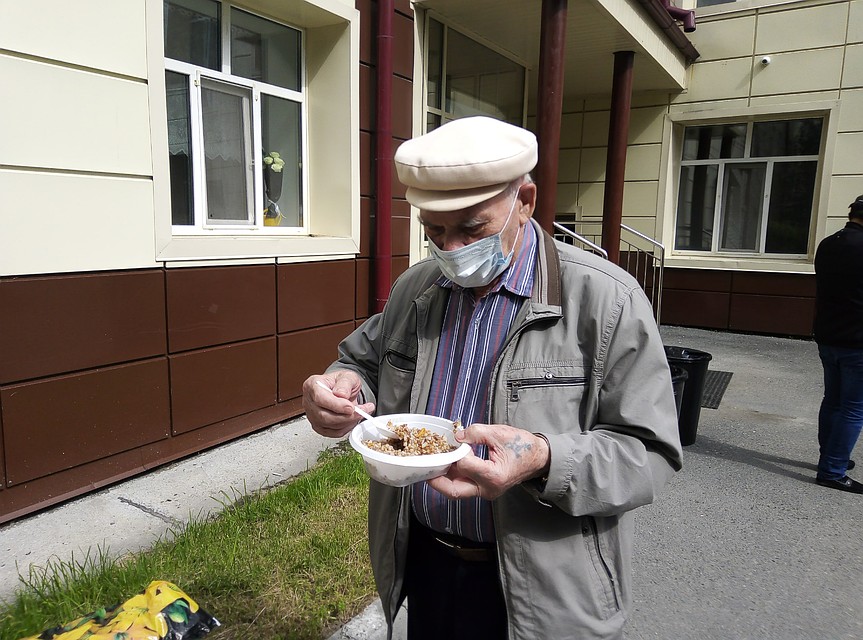 Мужчине очень нравится каша Фото: Есен Абилькенов