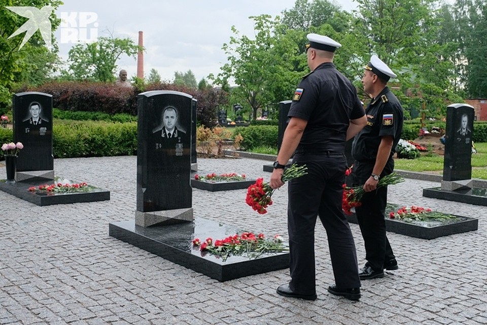 Более сотни моряков пришли помянуть своих коллег Фото: Артем КИЛЬКИН