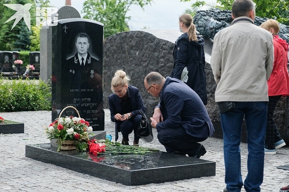 Всем родственникам раздали свечи на время молитвы за упокой Фото: Артем КИЛЬКИН