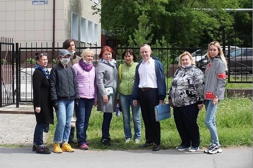 На каждое заседание по делу Валерия Сыропятова у суда собиралась группа поддержки: бывшие выпускники, коллеги, родители учеников. Фото: Василий Вахрин