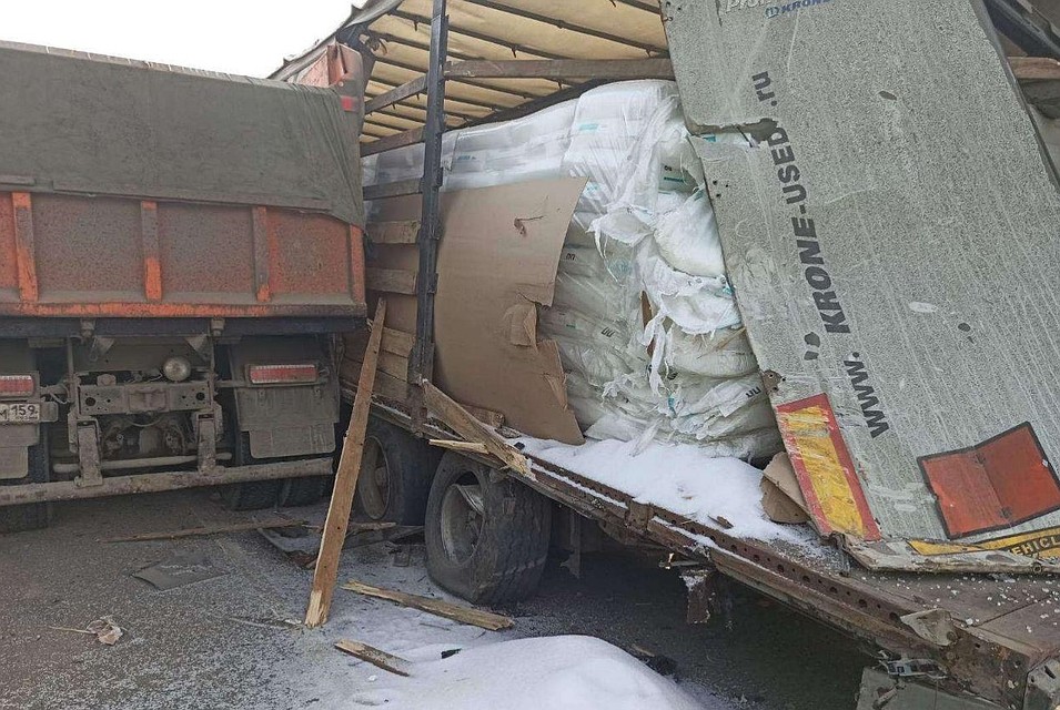 Оба автомобиля получили серьезные повреждения, водители не пострадали.