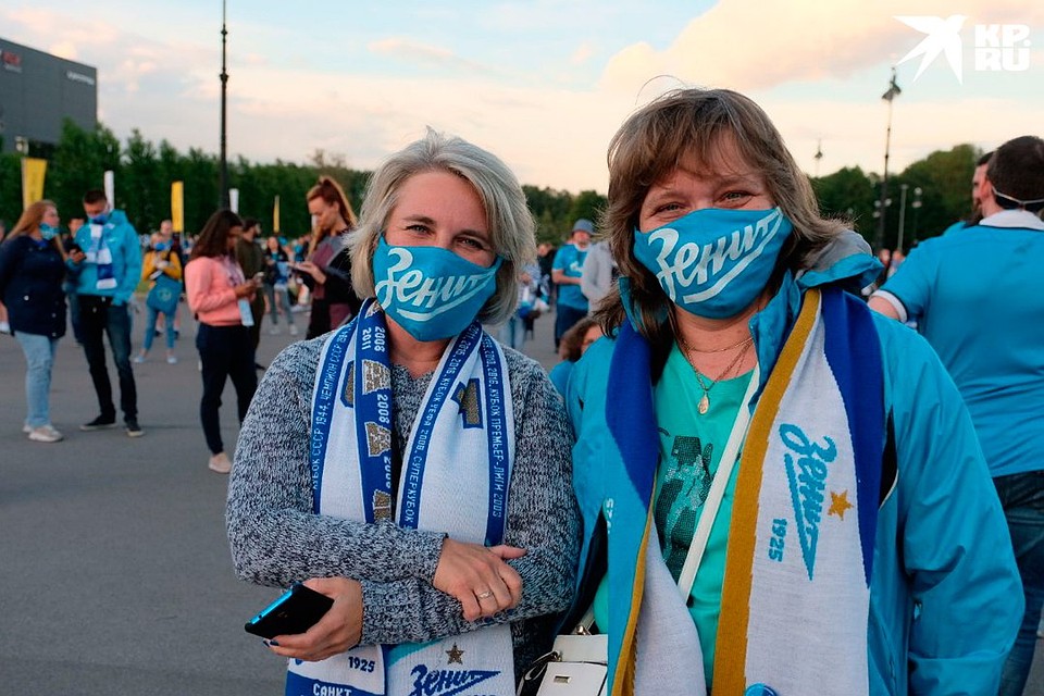 На улице носить защитные маски не обязательно, но как можно игнорировать такую красоту? Фото: Артем КИЛЬКИН
