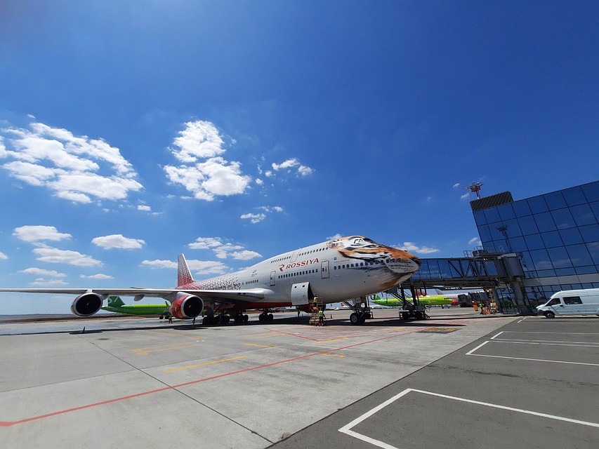 По традиции двухпалубный Boeing 747 встречали водной аркой. Фото: Анна КИРИЕНКО