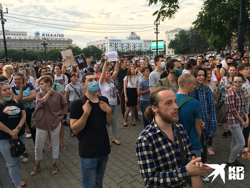 К площади, где Трутнев отвечал журналистам, явно шла вся эта «банда» хабаровчан, требующая свободы. Фото: Борис КОКУРИН