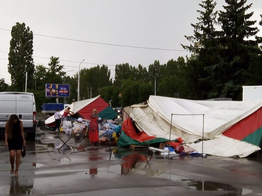 Ветер разрушил рынок. Фото соцсетей