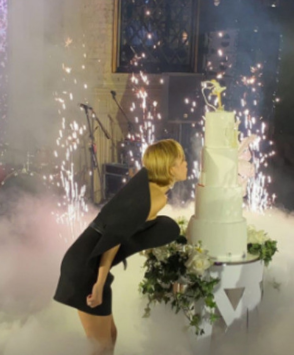 Ляйсан задувала свечи на многоэтажном торте. Фото: Instagram.com