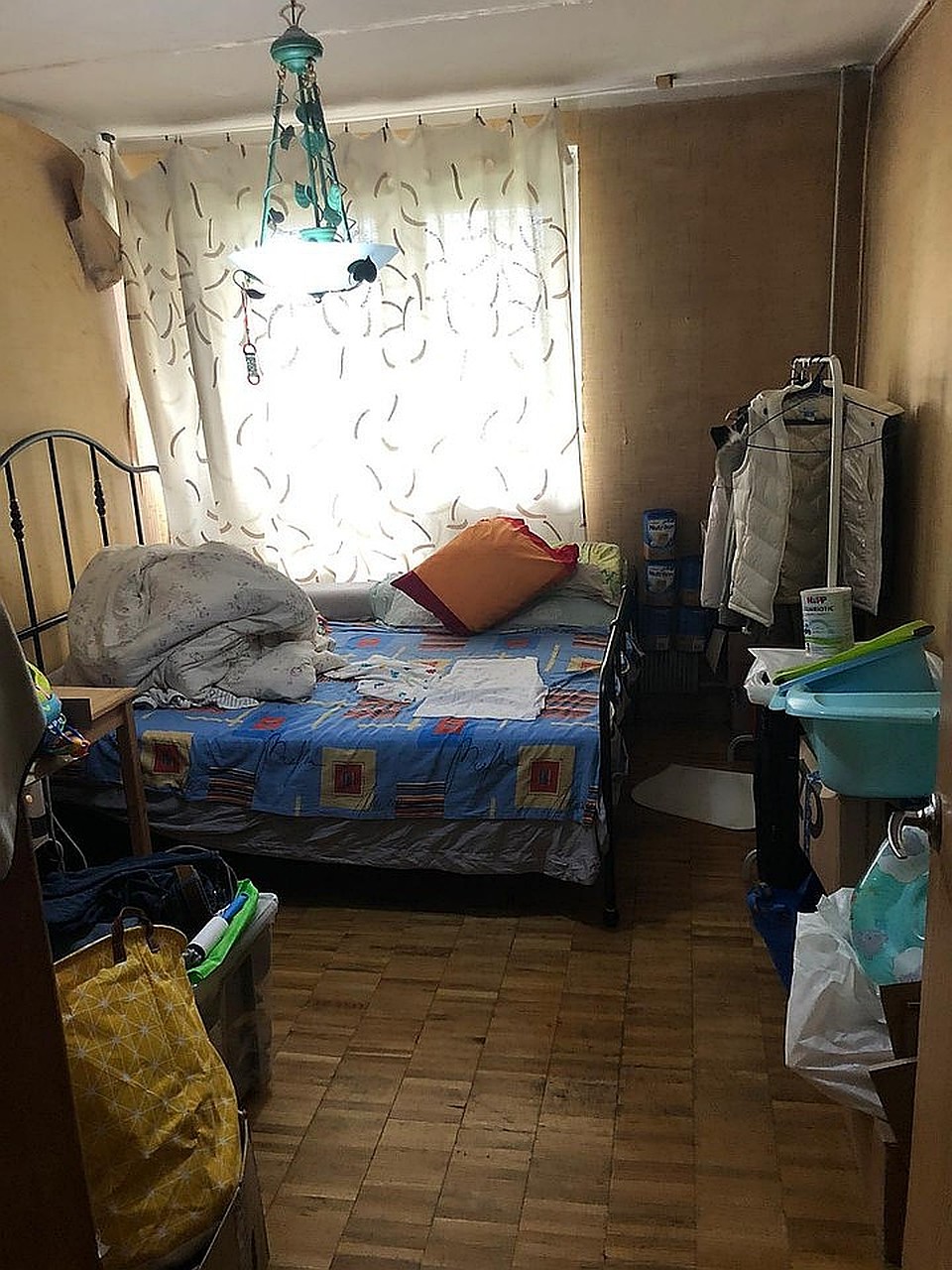 В квартире на было детских кроваток. Младенцы спали на обычной постели, все вместе. Фото: СУ СК РФ по Москве
