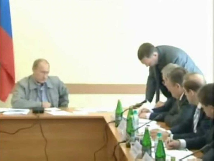 Путин устраивает разнос чиновникам и владельцам предприятия. Скриншот видео.