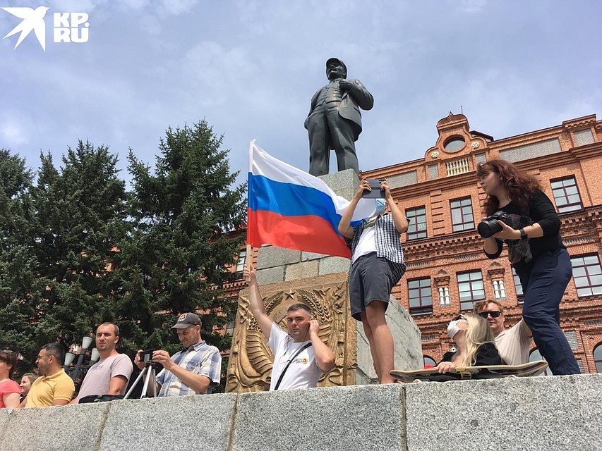 То и дело раздаются лозунги «Полиции спасибо!» Фото: Борис КОКУРИН